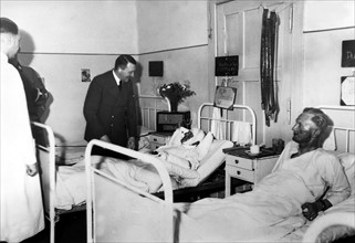 Adolf Hitler au chevet d'un de ses généraux après l'attentat manqué du Complot du 20 juillet 1944