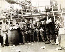 Polarforscher Robert E. Peary verteilt Geschenke an Eskimos 1902-1909