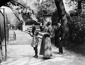 Robert Edwin Peary mit Kindern im Berliner Zoo 1910