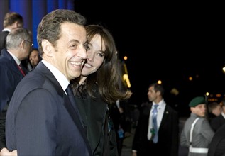 Sarkozy, Nicolas - Politiker, Staatspraesident, Frankreich - mit Ehefrau Carla Bruni vor dem Kurhaus in Baden Baden aus Anlass der Feier zu 60 Jahre NATO