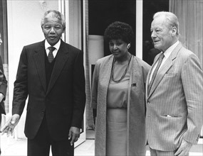 Nelson Mandela, sa femme Winnie Mandela et Willy Brandt