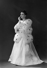 Weisses Abendkleid und Pelzcape von Lanvin, 1950er Jahre