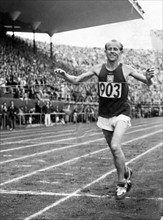 Marathon:
- Olympiasieger Emil Zatopek (CZ)
berquert die Ziellinie

-