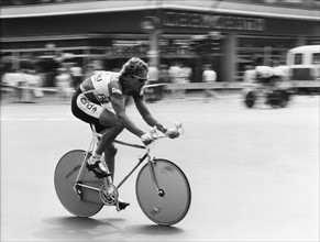 *09.11.1954-Radsportler, DTrainingsfahrt vor dem Prolog der"Tour de France" auf dem