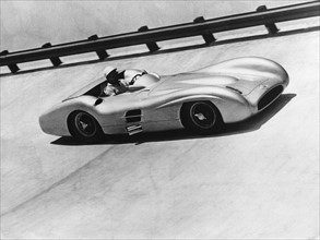Moss, Stirling *17.09.1929-
Autorennfahrer, GB

- im Mercedes Silberpfeil beim Training fuer das