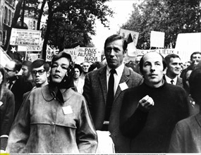 Yves Montand und Simone Signoret bei einer Demonstration gegen den Vietnamkrieg