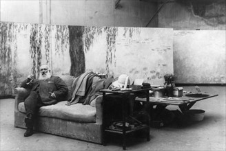 *14.02.1840-06.12.1926+Bildender Knstler, Maler, Frankreichin seinem Atelier in Giverny; hinten