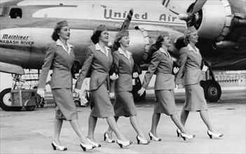 Stewardessen auf dem Weg zur Arbeit