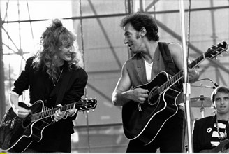 Springsteen, Bruce - Rockmusiker, USA/ mit Ehefrau Patti Scialfa auf der Buehne