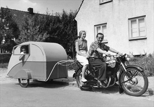Moto tirant un camping-car