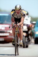 Radprofi Laurent Jalabert beim Zeitfahren w„hrend der Tour de France 2000. Zur Sicherheit tr„gt er