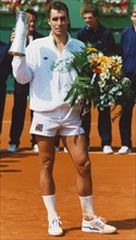 Der tschechoslowakische Tennisprofi Ivan Lendl mit dem Pokal der Offenen Deutschen Meisterschaften