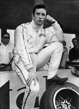 Der Autorennfahrer Jackie Ickx sttzt w„hrend der Grand Prix Rennens auf dem Hockheimring den