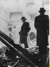 Winston Churchill in den Ruinen des Unterhauses, 1940
