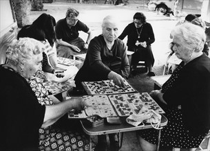 Frankreich - Strassenszene in Bastia (Korsika): Alte Frauen spielen ein Brettspiel 'Bingo'

-