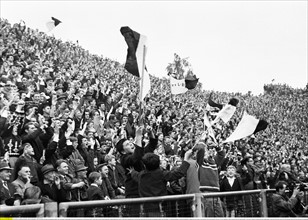 Fankulisse im Boekelbergstadion Moenchengladbach beim Spiel Borussia Moenchengladbach gegen SSV Reutlingen, Regionalliga 1964/1965, Aufstiegsspiel zur Bundesliga, Saison 1965/1966