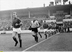 Einlauf der Mannschaft von Rot-Weiss Essen in das Stadion, Regionalliga West 1965/1966