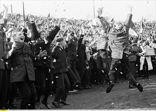 Essener Torjubel in der Westkurve des Stadions an der Hafenstrasse in Essen beim Spiel Rot-Weiss Essen gegen Fortuna Duesseldorf, Regionalliga West, Saison 1965/1966