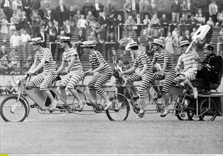 Sechziger Jahre, Veranstaltung, 3. Internationale Polizei-, Sport- und Musikschau 1966 im Niederrheinstadion, sieben Spassmacher auf einem Fahrrad, Oberhausen, Ruhrgebiet, Nordrhein-Westfalen