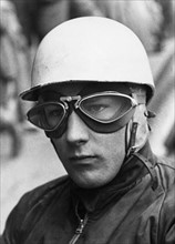 Moss, Stirling *17.09.1929-
Autorennfahrer, GB

- Portrait mit Helm

- 1959

Foto: Heinrich