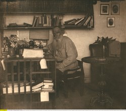 Lew Tolstoi (*1828-1910+, Schriftsteller Russland) in seinem Arbeitszimmer in Jasnaja Poljana, 1908