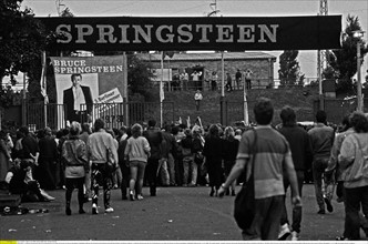 DDR, Berlin - 5. Berliner Rocksommer der FDJ; Einlassbereich zum Open-Air Konzert von Bruce Springsteen, Radstadion Weissensee