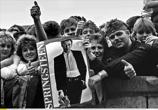 DDR, Berlin - 5. Berliner Rocksommer der FDJ; Fans von Bruce Springsteen bei seinem Konzert im Radstadion Weissensee