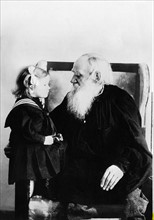 Tolstoi, Leo - Schriftsteller, Russland/ mit Enkelin Tanja Suchotine, undatiert