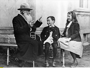 Tolstoi, Lew (Leo) Nikolajewitsch - Schriftsteller, Russland - mit seinern Enkeln
