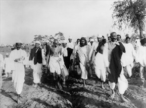 Mahatma Gandhi et ses partisans lors de la marche du sel