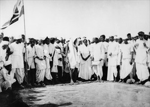 Gandhi, Mahatma - Politiker, Indien/ (m., mit Kopfbedeckung) auf dem Salzmarsch