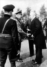 Poignée de mains entre le député-maire d'Amsterdam et un général allemand