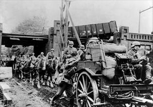 Régiment d'artillerie allemand avançant à l'intérieur des terres néerlandaises