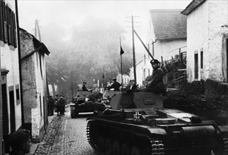 Tanks allemands sur le point d'entrer sur le territoire belge