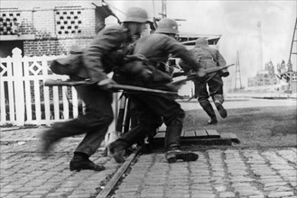 Soldats allemands prenant le contrôle d'une station de chemin de fer