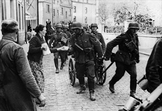 Troupes allemandes entrant à Eupen-Malmedy en Belgique