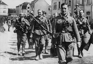 Soldats allemands entrant en Belgique