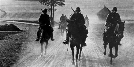 Officiers à cheval de l'infanterie allemande traversant la frontière belge