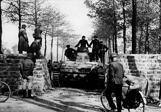 Invasion des Pays-Bas : char allemand passant un mur construit sur la route