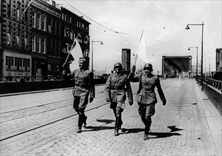 Invasion des Pays-Bas : soldats allemands partant pour négocier la réddition de Rotterdam
