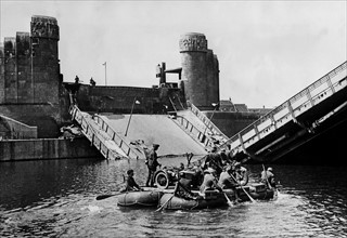 Soldats allemands traversant la Meuse dans des bateaux gonflables