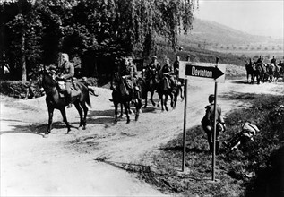 Troupes allemandes à cheval traversant la frontière luxembourgeoise