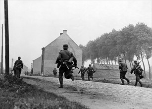 Troupes allemandes pénétrant dans un village français
