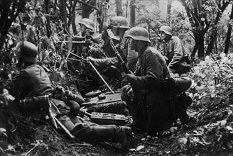 Soldats allemands postés dans un bois
