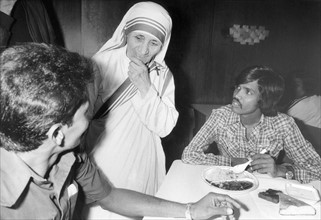 Teresa, Mutter - Ordensschwester, Albanien/ Indien, mit tamilischen Asylanten in Berlin