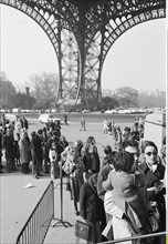 Touristes attendant de monter sur la Tour Eiffel à Paris.