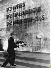 Giscard d'Estaing, Val‚ry - Staatspraesident, Frankreich/ a.d. Gedenkstaette Ploetzensee, Berlin