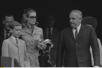 Rainier III de Monaco en compagnie de son épouse Grace et de leur fils Albert