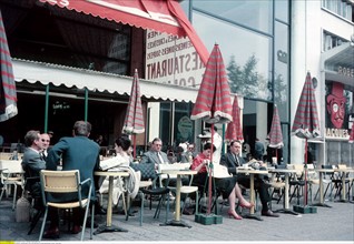Terrasse d'un café parisien à la fin des années 50