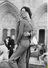 Couple des années 70 devant Notre-Dame de Paris